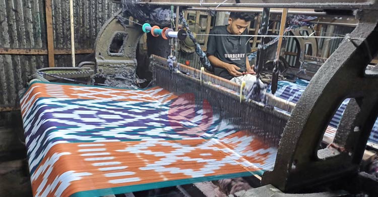 বেচাকেনা মন্দা, ঈদের বাজারেও হতাশায় তাঁতিরা