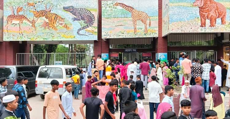 গুঁড়ি গুঁড়ি বৃষ্টিতেও বিনোদন কেন্দ্রগুলোতে মানুষের ঢল