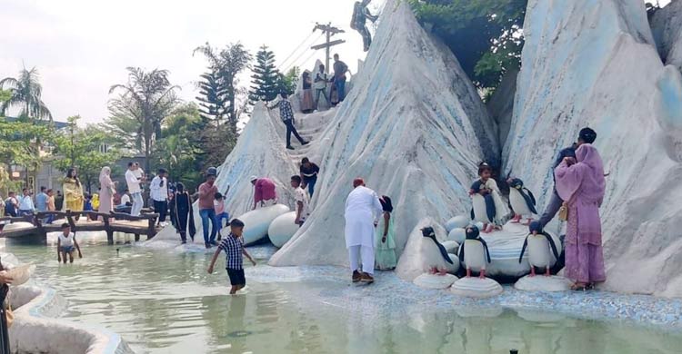 ড্রিম হলিডে পার্কে দর্শনার্থীদের উপচে পড়া ভিড়