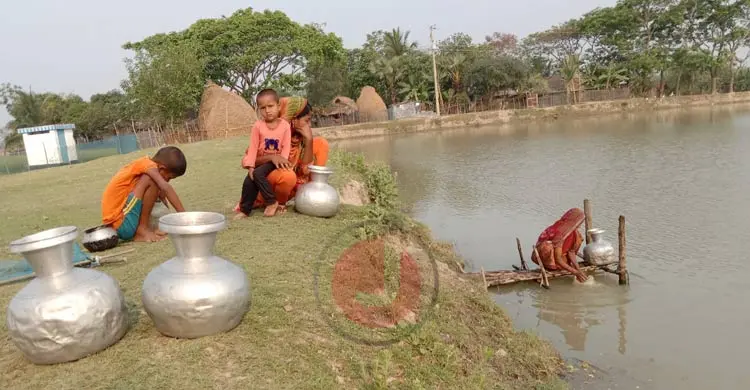 এক কলস পানির জন্য পাড়ি দিতে হয় মাইলের পর মাইল
