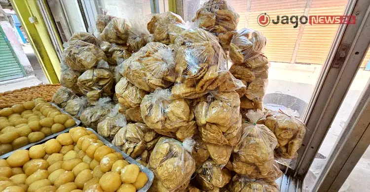 পহেলা বৈশাখে মিষ্টিমুখ, ক্রেতা-বিক্রেতার বন্ধন টিকে আছে যুগ যুগ ধরে