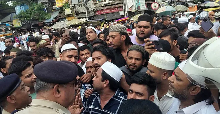 রাস্তায় জুমার নামাজ আদায় নিয়ে কলকাতায় উত্তেজনা