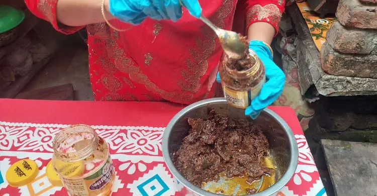 ৫ হাজারে শুরু করে তানিয়ার এখন লাখ টাকার আচার ব্যবসা