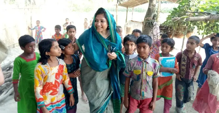 সামাজিক কাজে মাঠপর্যায়ে রুনা খান