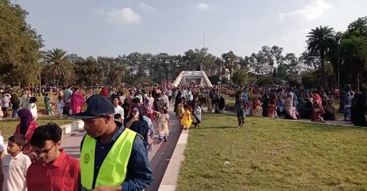 অচেনা এক বিকেল যেন নেমে আসে জিয়া উদ্যানের সবুজে