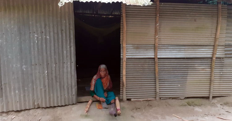 ভাঙা পা নিয়ে চিনি বিবির মানবেতর জীবন