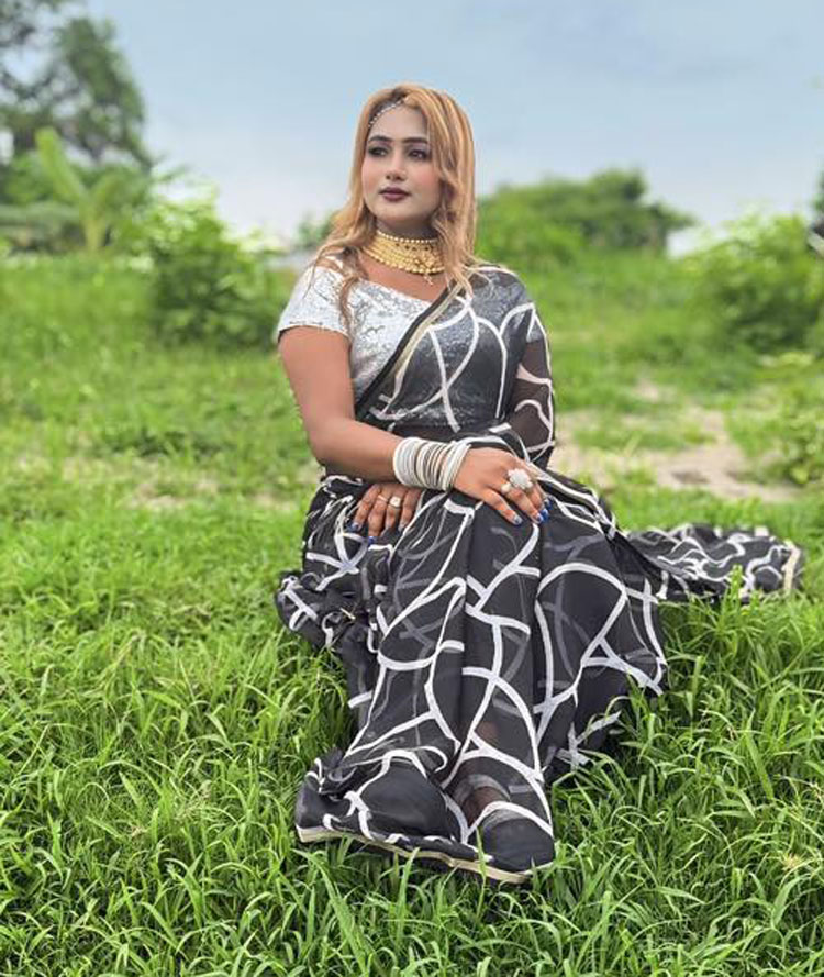 ম্যাক্স অভিকে নিয়ে লাইভে আসবেন হিরো আলমের স্ত্রী