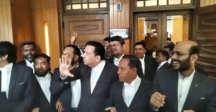 শারীরিক উপস্থিতিতে সুপ্রিম কোর্ট চালু রাখতে আইনজীবীদের বিক্ষোভ