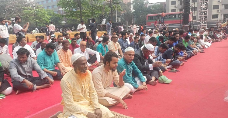 সমাবেশস্থলেই জুমার নামাজ পড়লেন কর্মী-সমর্থকেরা