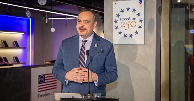 আমেরিকার গল্প শোনাচ্ছেন