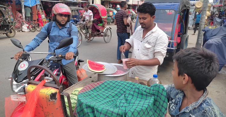 দাবদাহে রমরমা শরবত বিক্রি