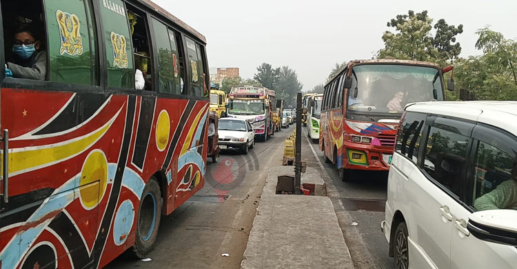 শাহ আমানত সেতুর টোল প্লাজায় যানজটে নাকাল যাত্রীরা