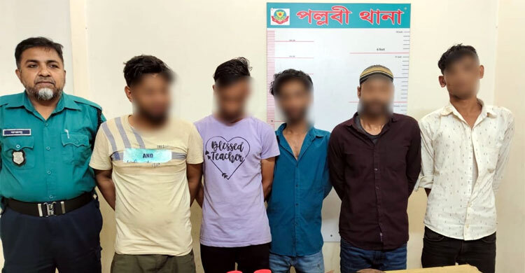 ডাকাতির প্রস্তুতির সময় অস্ত্রসহ গ্রেফতার ৫