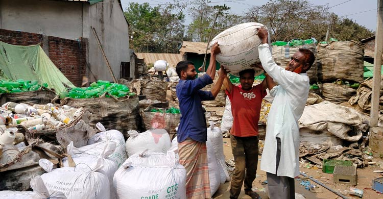 পরিত্যক্ত প্লাস্টিকে স্বপ্ন দেখাচ্ছেন আবুল কাশেম 