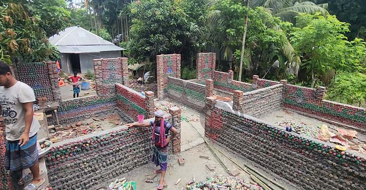 পরিত্যক্ত বোতল দিয়েই তৈরি হচ্ছে দৃষ্টিনন্দন বাড়ি