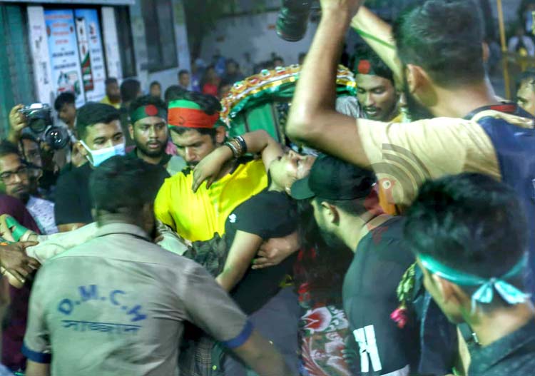 চোখের সামনে একের পর এক হত্যা দেখে ভেঙে পড়েন সাংবাদিকরা