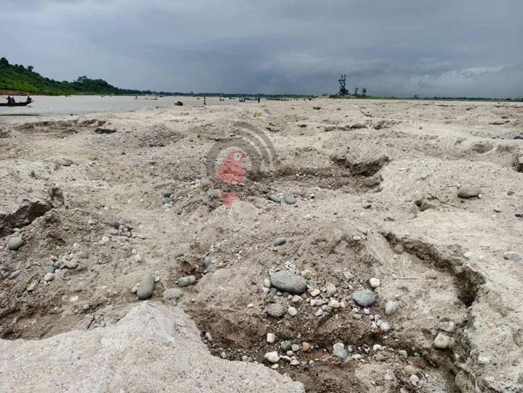 লুটপাটে বিলীনের পথে ভোলাগঞ্জের সাদা পাথর