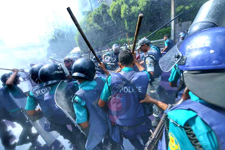 যমুনা অভিমুখী প্রকৌশল শিক্ষার্থীদের ওপর পুলিশের লাঠিচার্জে আহত ৬