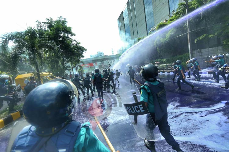 শিক্ষার্থীদের ওপর লাঠিচার্জ সভ্য সমাজে কোনোভাবে কাম্য নয়