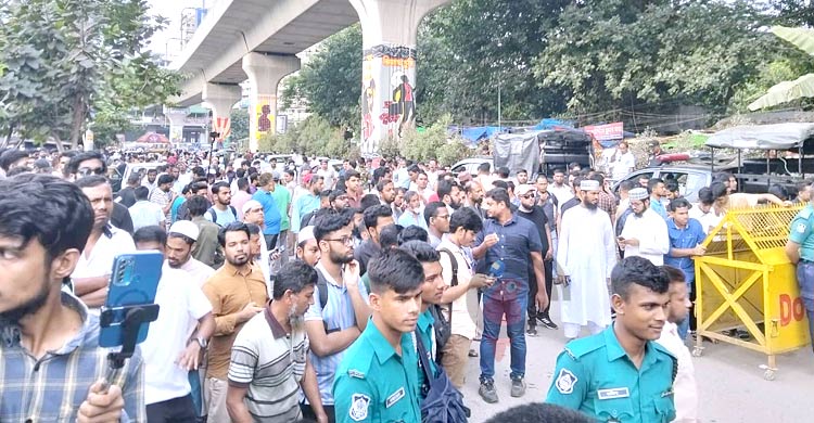 ডাকসুর ফলের অপেক্ষায় সবাই, কেন্দ্রের বাইরে উপচেপড়া ভিড়