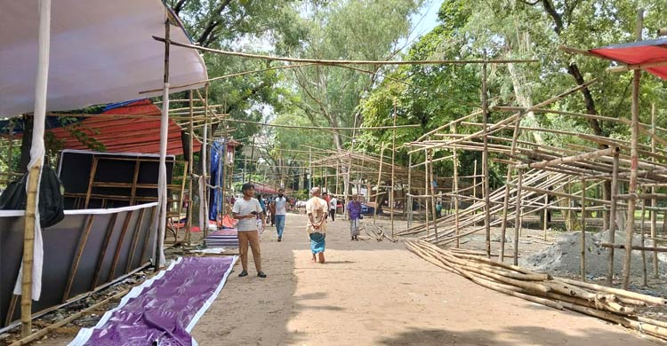 রঙিন সাজে সাজছে রমনা কালী মন্দির