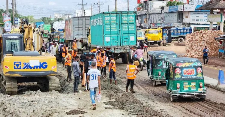 চাকরি বাঁচাতে ঢাকা ছেড়ে কর্মকর্তারা সড়কে, দুর্ভোগ পোহাতে হবে আরও 