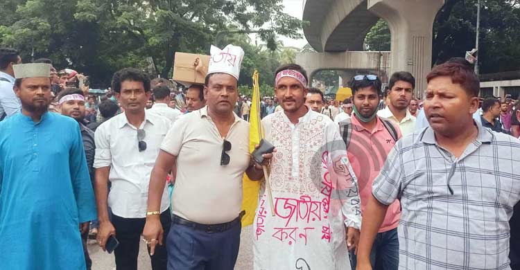 পাঠ ছেড়ে মাঠে শিক্ষকরা, ‘নির্লিপ্ত’ শিক্ষা মন্ত্রণালয়