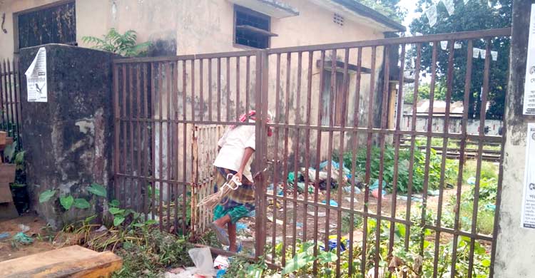 কালোবাজারি ঠেকাতে পেছনের ৩ গেট খোলা রেখে মূল ফটকে অভিযান