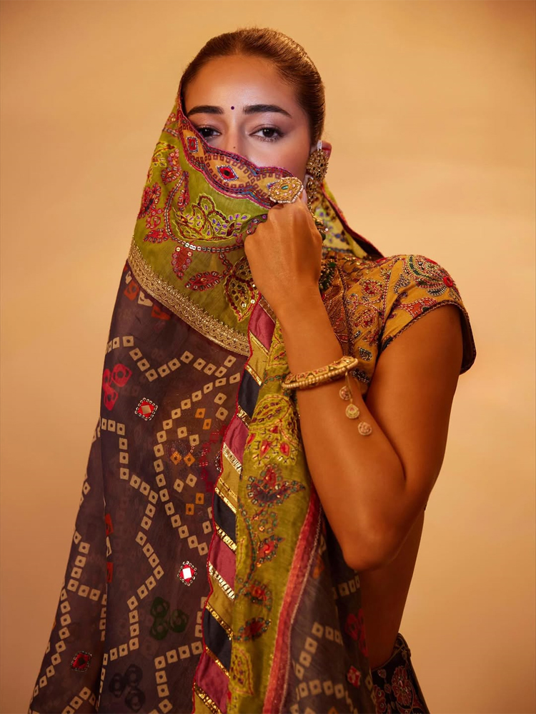 বন্ধুর মেহেদিতে ফ্যাশনের আলো ছড়ালেন অনন্যা