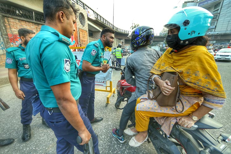 বৃহস্পতিবার ক্লাসে আসতে ‘নিরুৎসাহিত’ করছে অনেক স্কুল