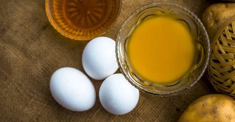 প্রাকৃতিকভাবে চুল পড়া কমাতে পারে আলুর রস