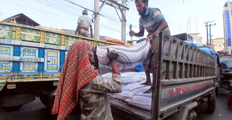 রমজানের আগাম ভোগ্যপণ্য আসছে খাতুনগঞ্জে, কমছে দাম