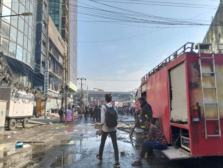 এখনো উড়ছে ধোঁয়া, প্রথম আলো ও ডেইলি স্টার ভবন ধ্বংসস্তূপ