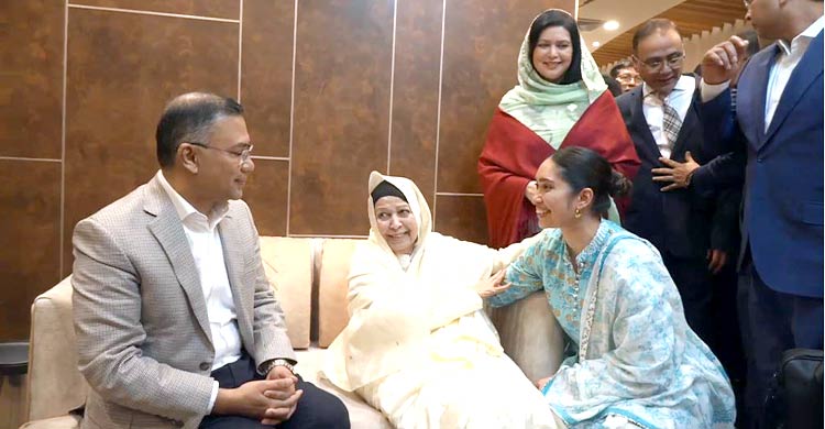 ১৭ বছরের নির্বাসন শেষে দেশে প্রত্যাবর্তন