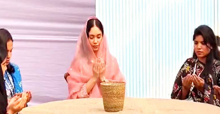 আজানের শব্দে মাথায় কাপড় তুললেন জাইমা