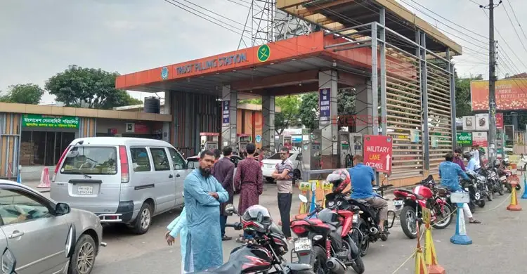 তেল পেতে পাম্পে দীর্ঘ লাইন