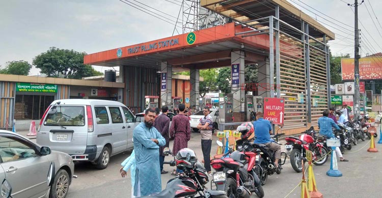 পাম্পে তেল নিতে দীর্ঘ লাইন