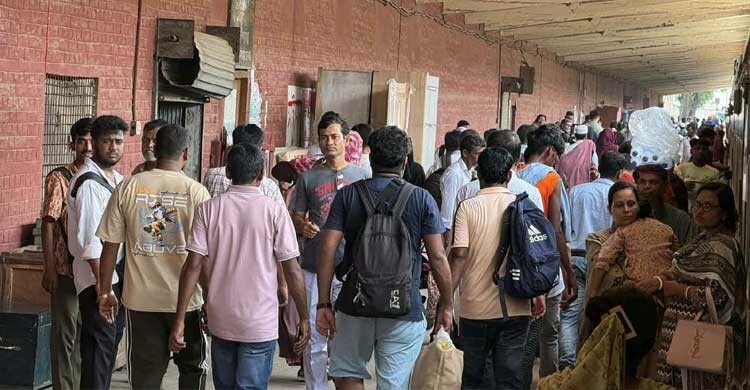 কমলাপুরে ঘরমুখো মানুষের ঢল, স্বস্তিতে ট্রেনযাত্রীরা