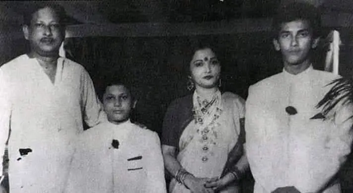 বাবা-মা ও ছোট ভাইয়ের সঙ্গে সালমান শাহ
