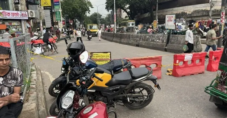 গুলশানে ওয়াসার খোঁড়াখুঁড়িতে ফেটে গেছে গ্যাস লাইন, যান চলাচল বন্ধ