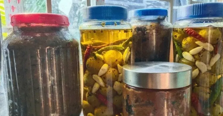আচার ভালো রাখতে কেন তেঁতুল ব্যবহার করবেন