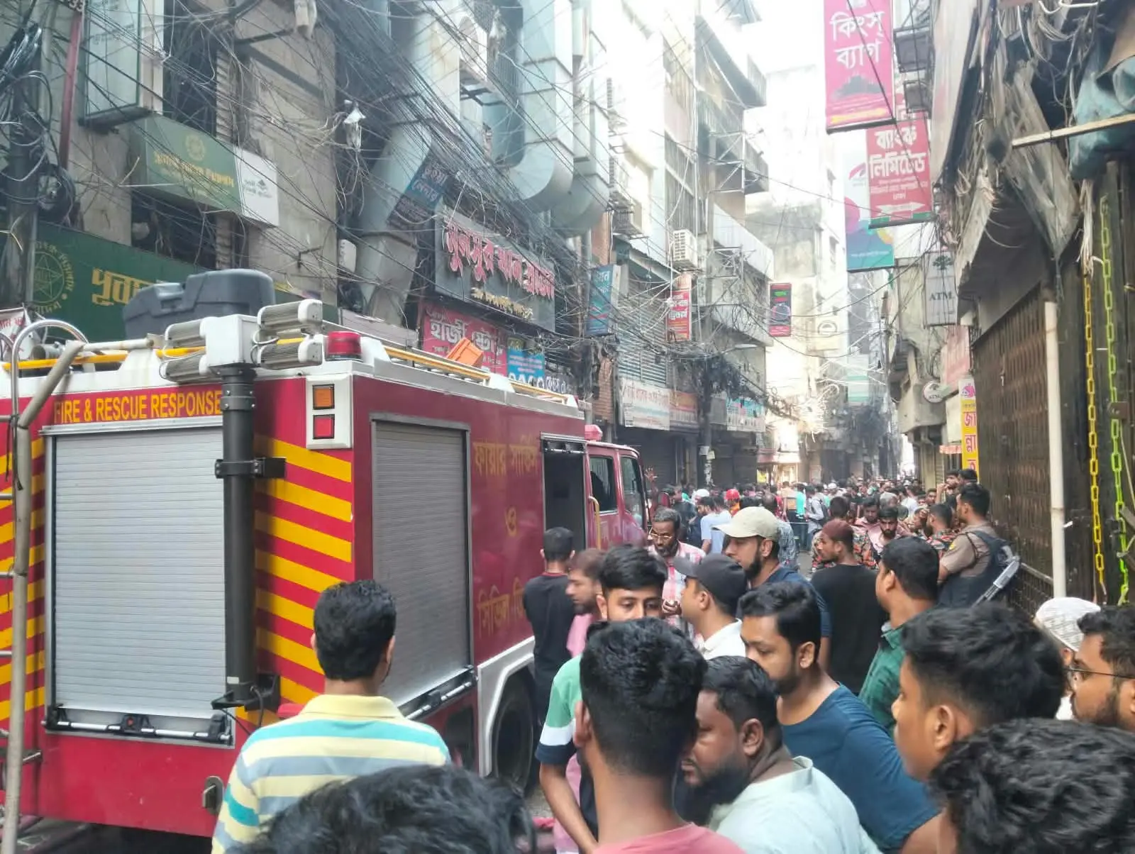 আগুন লাগা ভবনটির সামনে উৎসুক জনতার ভিড়