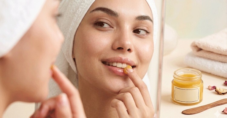 প্রাকৃতিকভাবে কোমল ঠোঁট দেবে ঘিয়ের লিপ বাম