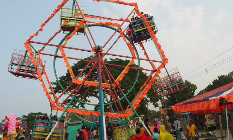 ঈদ আনন্দে যমুনার পাড়ে দর্শনার্থীদের ঢল