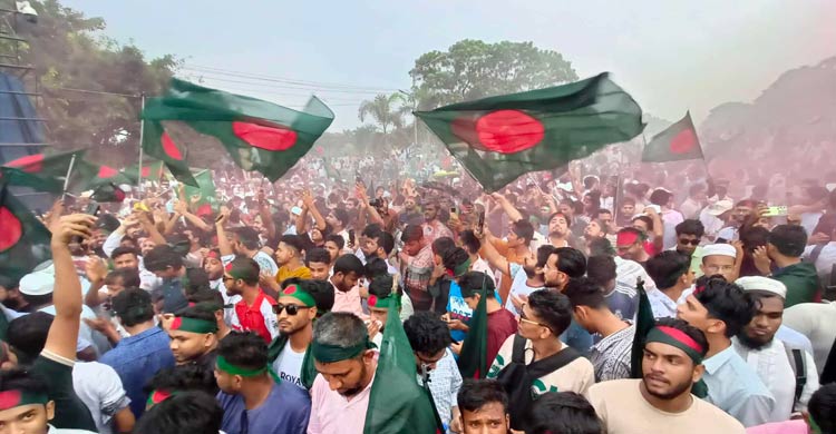 ‘পালাইছেরে পালাইছে, হাসিনা পালাইছে’-স্লোগানে উত্তাল মানিক মিয়া