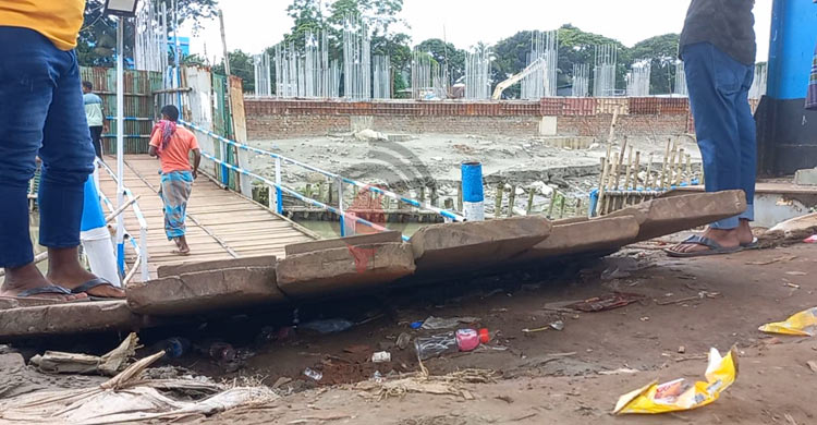 দুই মাস বন্ধ নির্মাণকাজ, যাত্রীদের ভোগান্তি