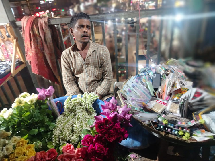 ফুটওভার ব্রিজ যেন ‘ছোট্ট শপিংমল’