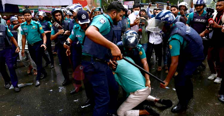 পাঠ ছেড়ে মাঠে শিক্ষকরা, ‘নির্লিপ্ত’ শিক্ষা মন্ত্রণালয়
