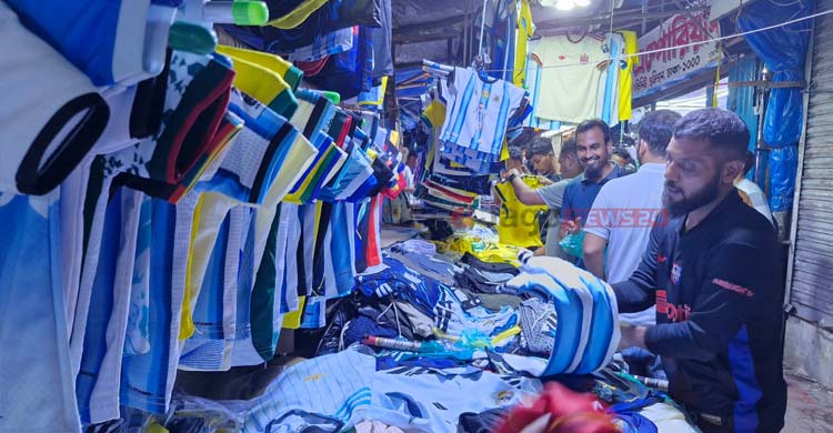জার্সি বিক্রিতে আগ্রহ কম ব্র্যান্ডগুলোর, অনলাইন-ফুটপাতে বিক্রি রমরমা