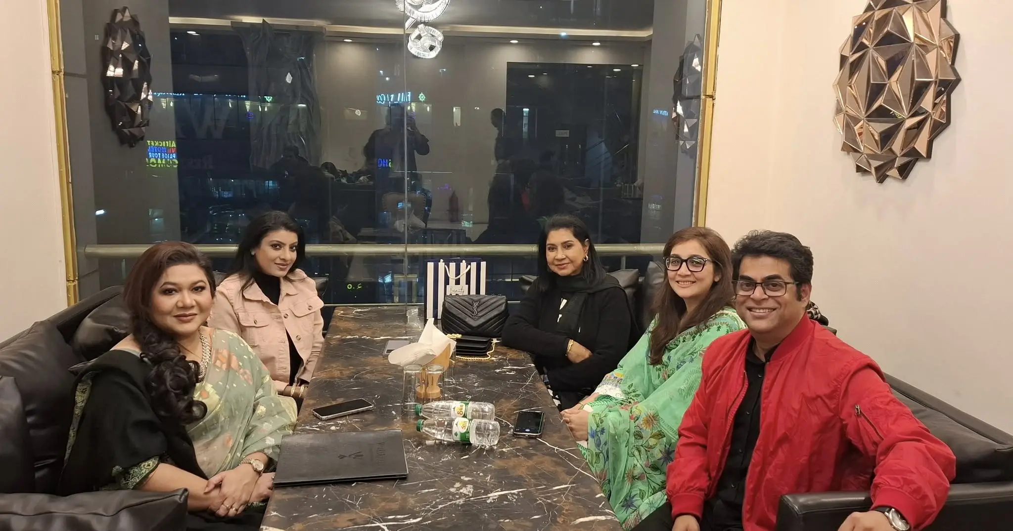 ওমরাহ করে দেশে বেড়াতে এসেছেন রিয়া